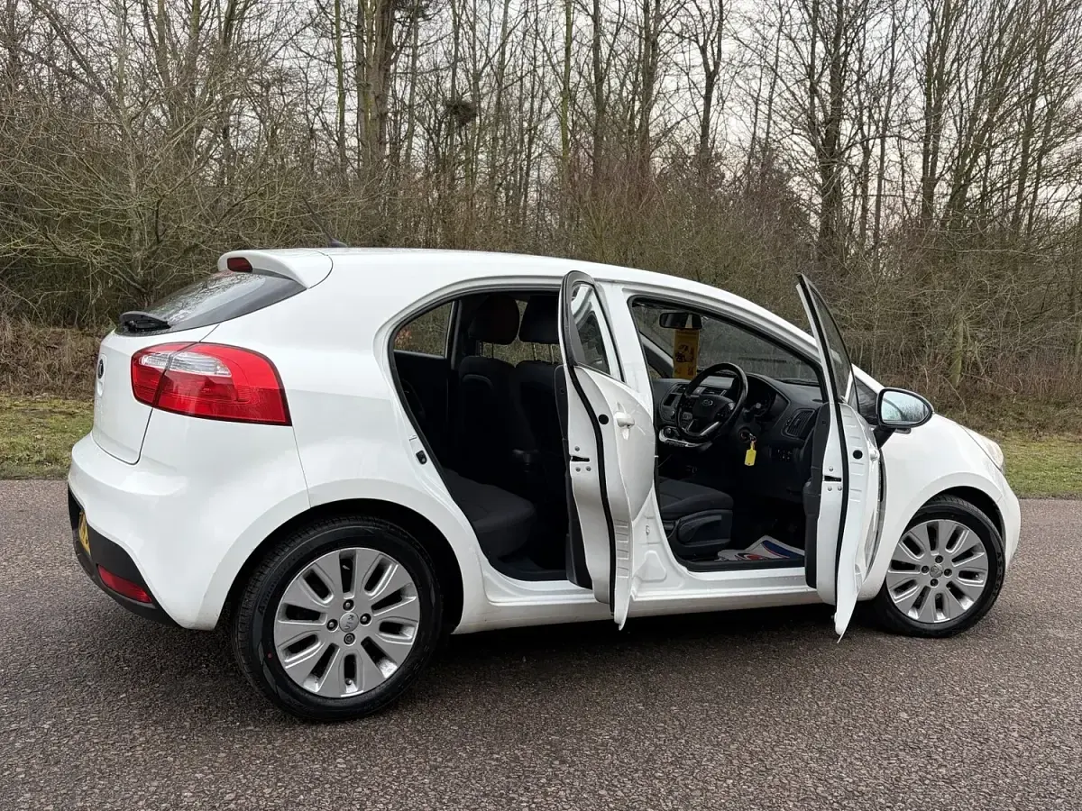 Used Kia Rio 85 HP (62 kW) 2014 White Hatchback