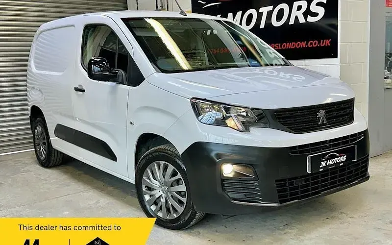 Begagnad Peugeot Partner Premium 102 HK (75 kW) 2022 Minibuss