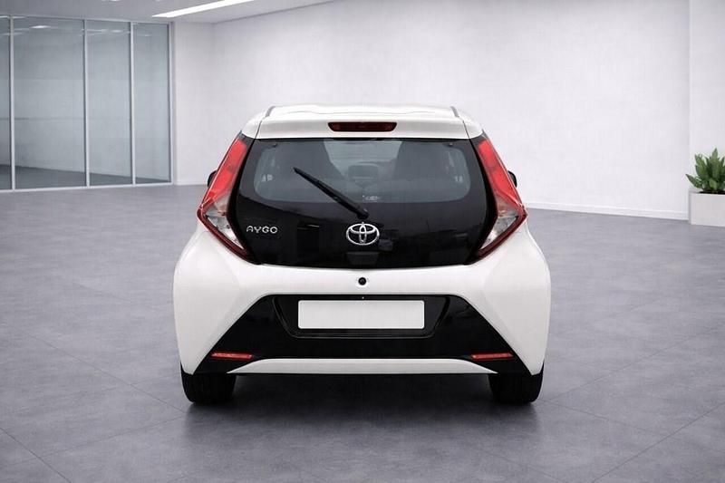 Used Toyota Aygo X-play 71 HP (52 kW) 2019 White Hatchback