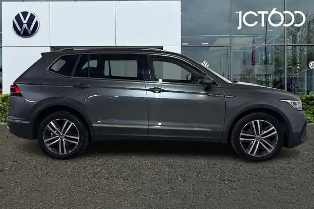 Gebraucht VW Tiguan Allspace Elegance 150 PS (110 kW) 2023 Grau SUV
