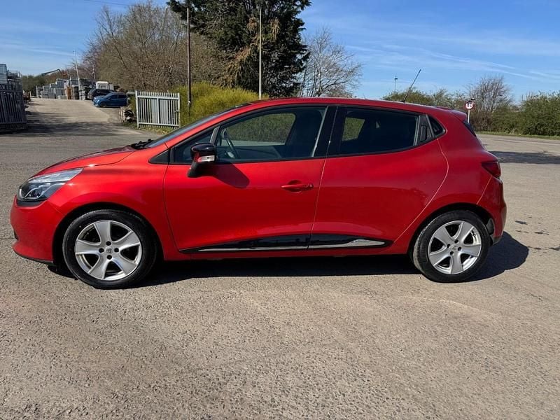Used Renault Clio IV Dynamique 90 HP (66 kW) 2016 Red Hatchback