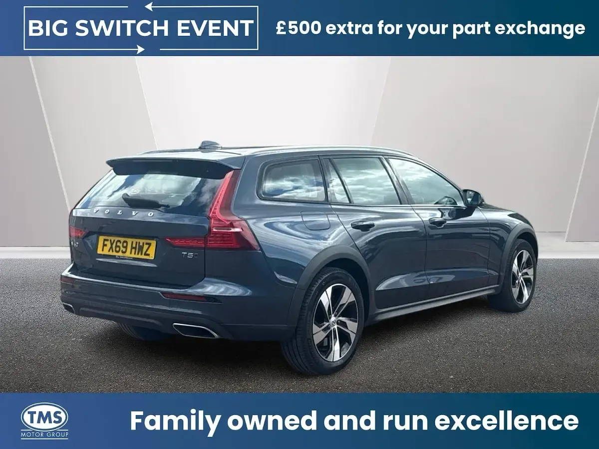 Used Volvo V60 CC Plus 250 HP (183 kW) 2019 Blue Estate