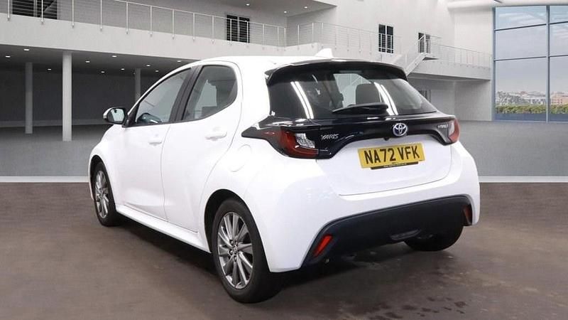 Used Toyota Yaris Hybrid 116 HP (85 kW) 2022 White Hatchback