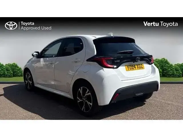 Used Toyota Yaris Hybrid Design 113 HP (83 kW) 2024 White Hatchback