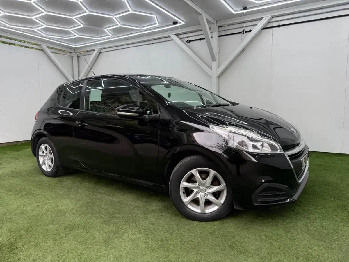 Second-hand Peugeot 208 Active 2016 Negru Hatchback