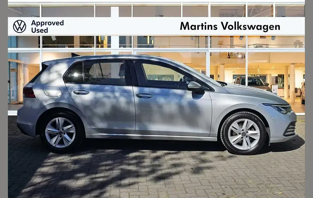 Used VW Golf VIII Life 150 HP (110 kW) 2023 Silver Hatchback