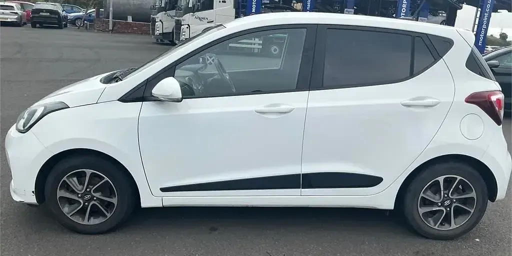 Used Hyundai i10 Premium 67 HP (49 kW) 2019 White Hatchback