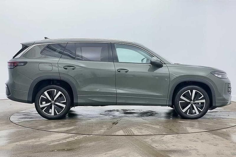 New VW Touran Elegance 2026 Green MPV