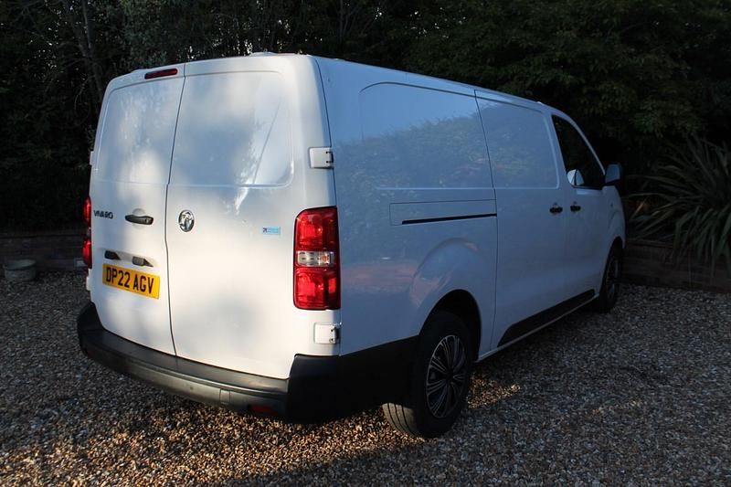 Second-hand Vauxhall Vivaro 100 CP (73 kW) 2022 Alb Monovolum