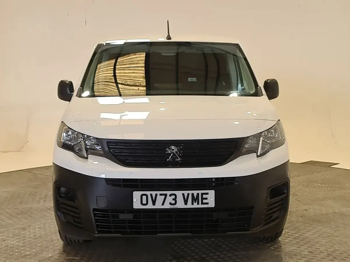 Begagnad Peugeot Partner Premium 100 HK (73 kW) 2023 Vit Minibuss