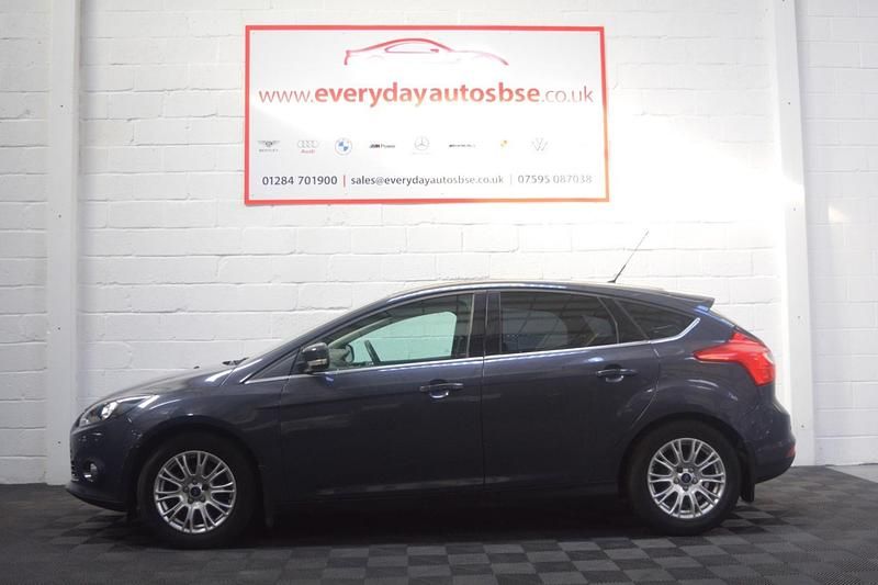 Used Ford Focus Titanium 125 HP (91 kW) 2011 Grey Hatchback