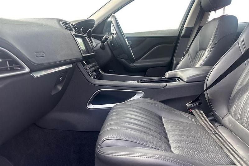 Second-hand Jaguar F-Pace Portfolio 240 CP (176 kW) 2018 Alb SUV