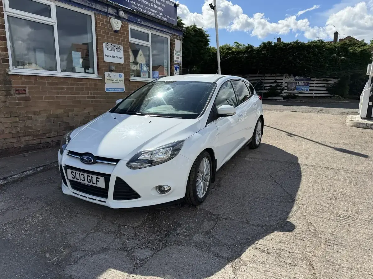 Used Ford Focus Zetec 115 HP (84 kW) 2013 White Hatchback