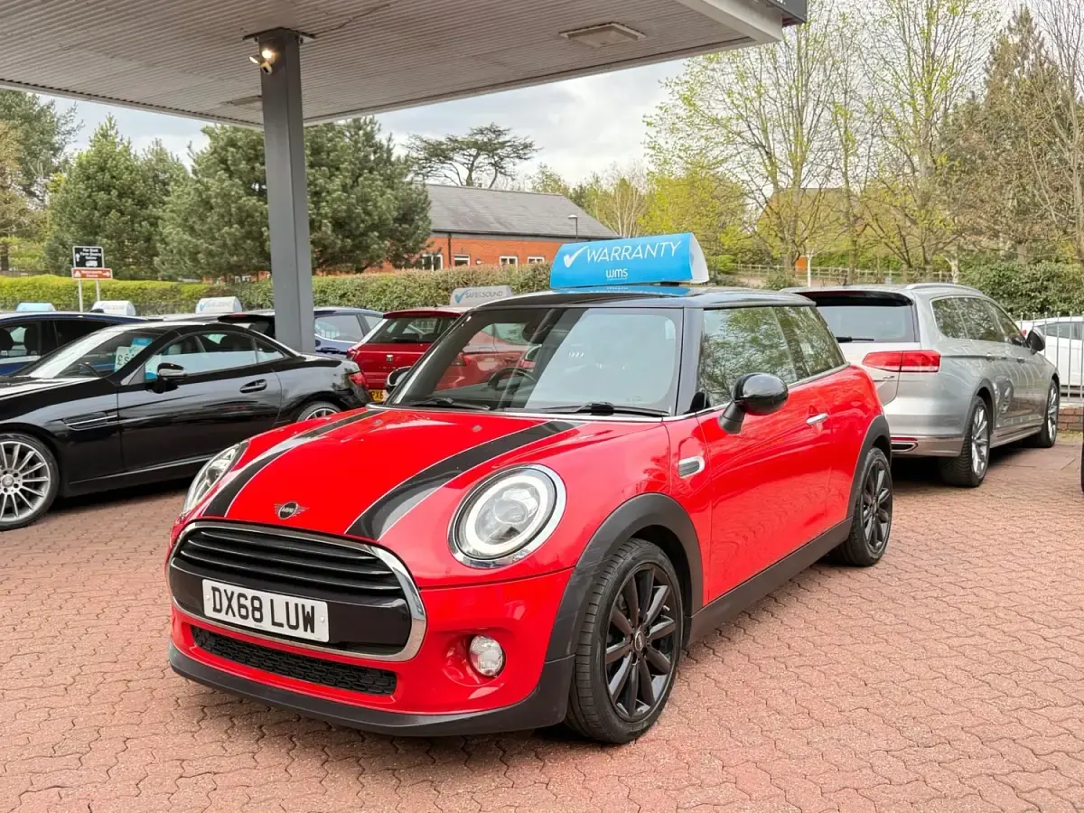 Begagnad Mini Cooper Hatch 2018 Röd Halvkombi