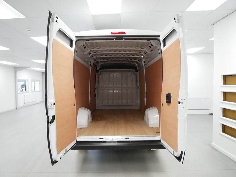 Second-hand Peugeot Boxer Premium 140 CP (102 kW) 2023 Alb Van