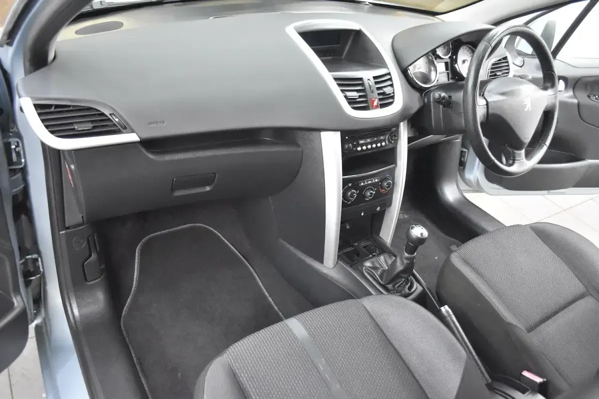 Used Peugeot 207 Active 92 HP (67 kW) 2011 Blue Hatchback