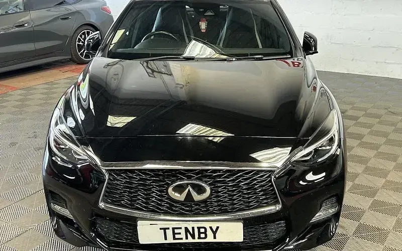 Used Infiniti Q30 Sport Tech 170 HP (125 kW) 2017 Black Hatchback