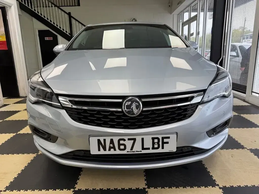 Second-hand Vauxhall Astra Elite 150 CP (110 kW) 2017 Argintiu Hatchback