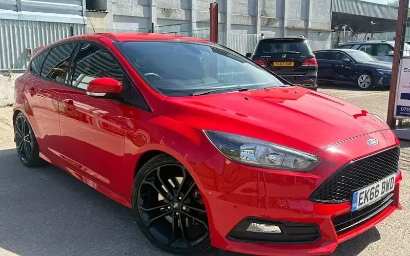 Usado Ford Focus ST 250 HP (183 kW) 2016 Vermelho Citadino