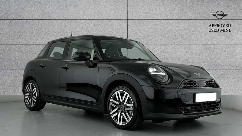 Begagnad Mini Cooper Hatch 113 kW (154 HK) 2025 Svart Halvkombi