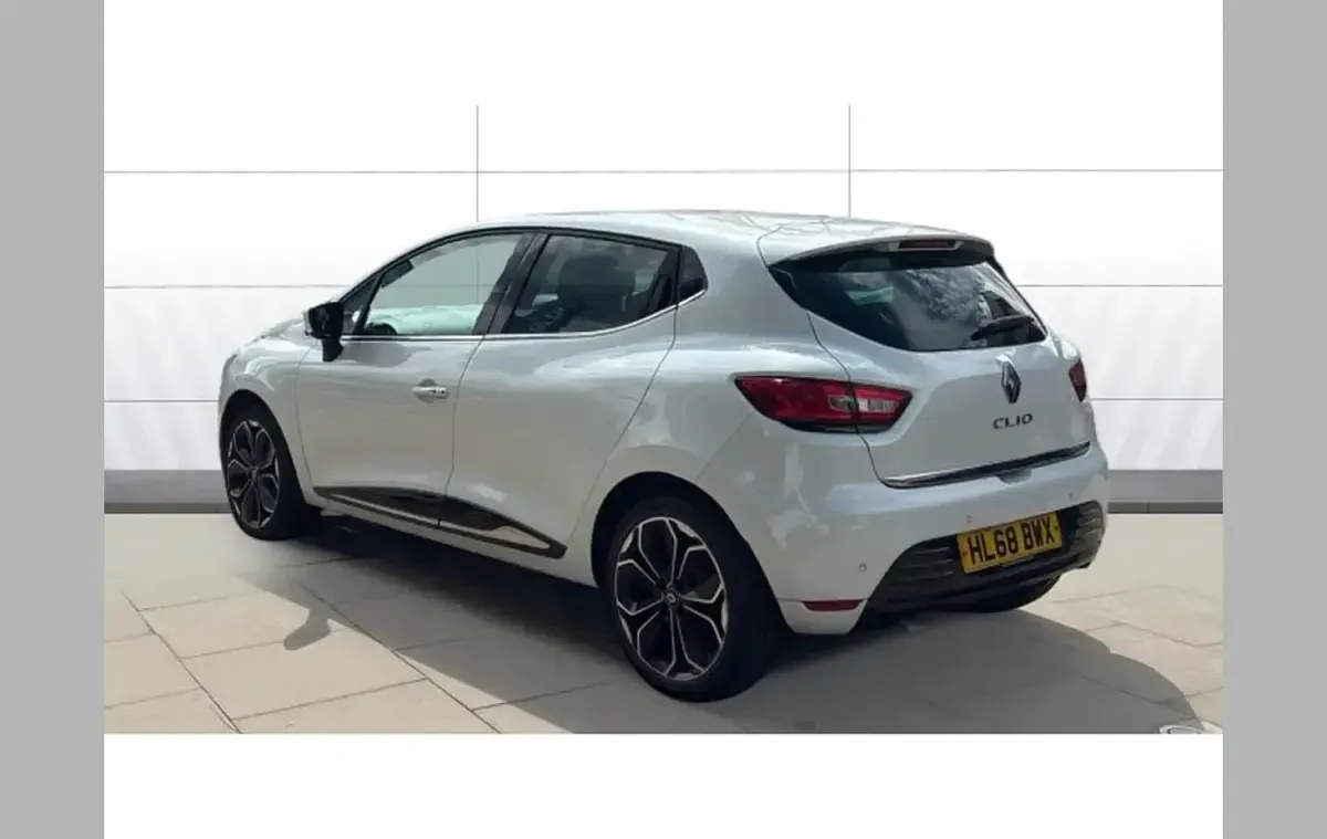 Used Renault Clio Iconic 90 HP (66 kW) 2019 White Hatchback