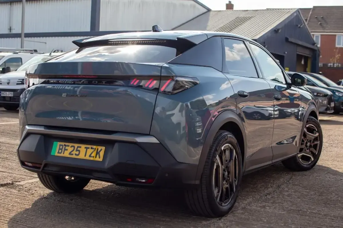 Used Peugeot e-3008 Allure 152 kW (207 HP) 2025 Blue SUV