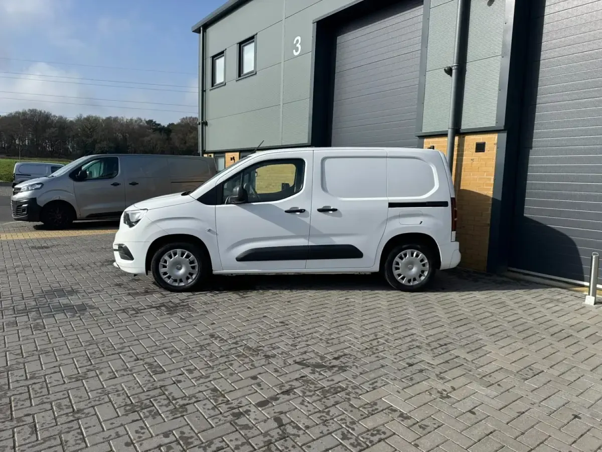 Używany Vauxhall Combo Sportive 130 KM (95 kW) 2019 Biały Van