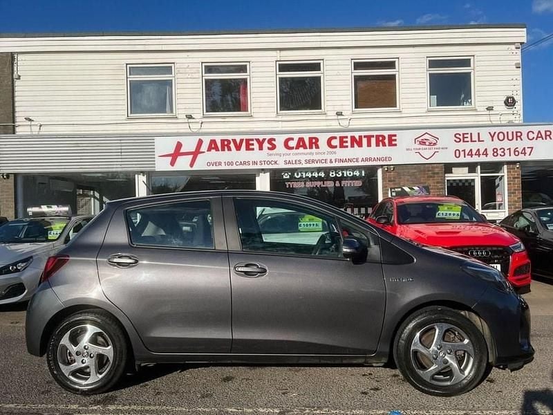 Used Toyota Yaris 101 HP (74 kW) 2015 Grey Hatchback