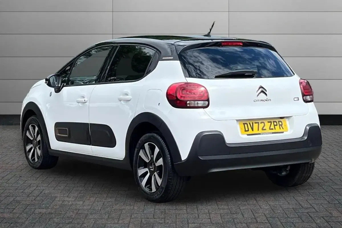 Used Citroën C3 PureTech 83 HP (61 kW) 2023 Polar white Hatchback