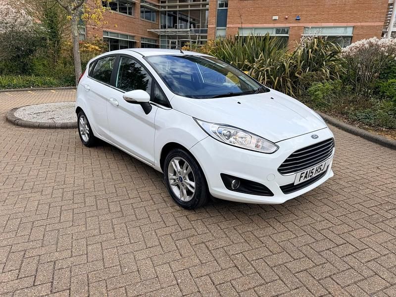 Used Ford Fiesta Zetec 100 HP (73 kW) 2015 White Hatchback