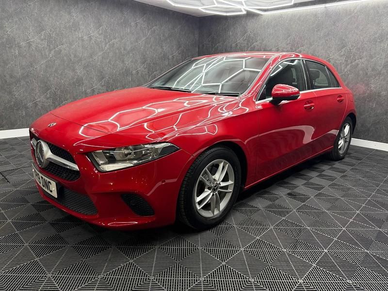 Begagnad Mercedes A180 Executive 2019 Röd Halvkombi