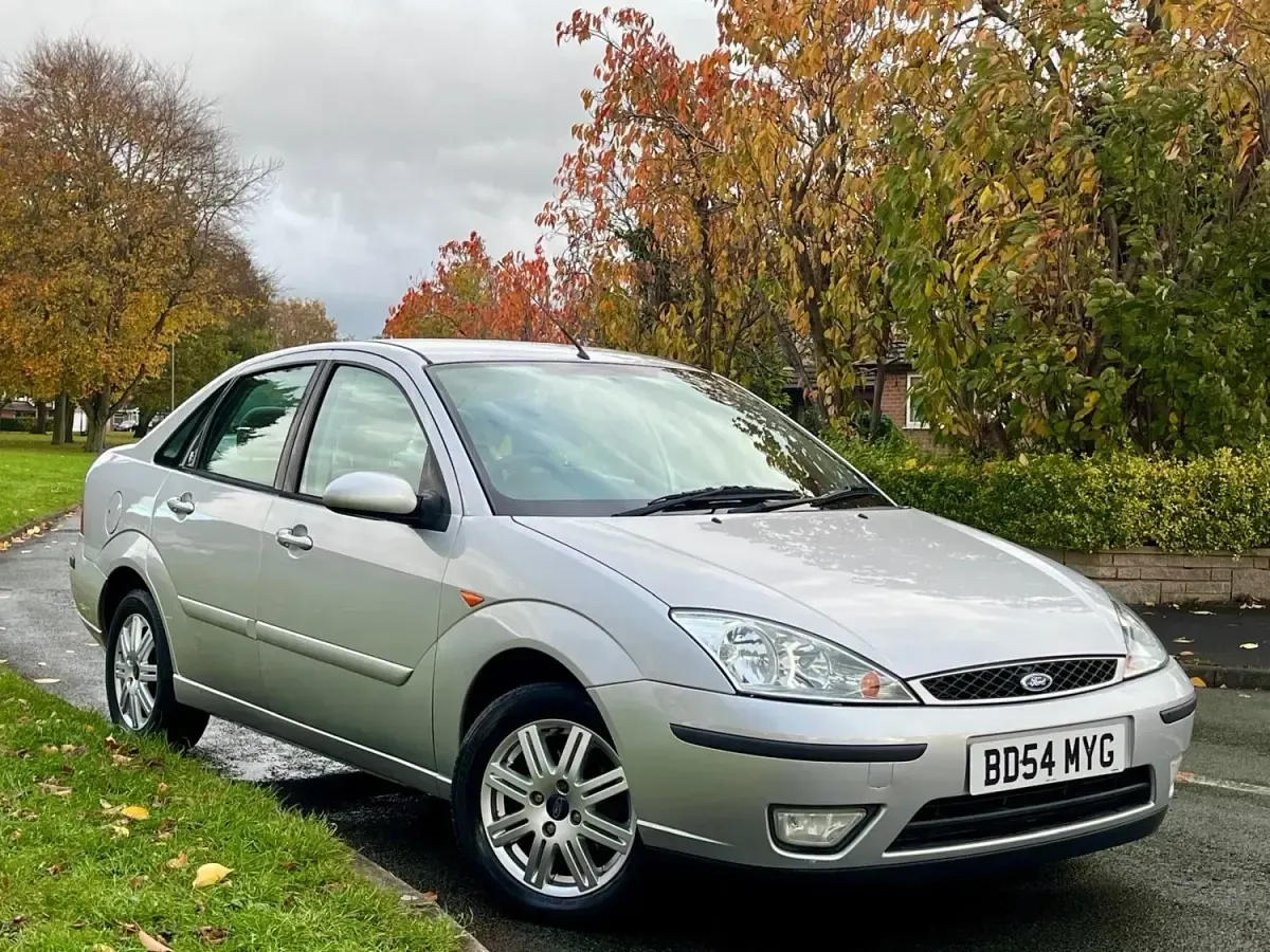 Begagnad Ford Focus Ghia 2004 Silver Sedan