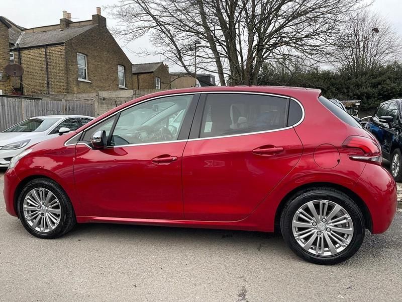 Used Peugeot 208 Allure 110 HP (80 kW) 2018 Red Hatchback