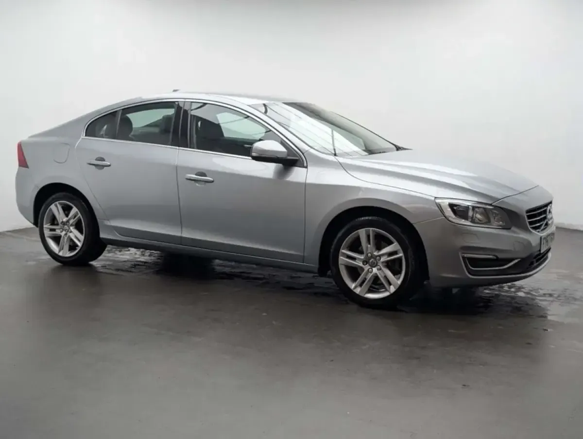 Usado Volvo S60 SE Lux 190 HP (139 kW) 2017 Prateado Sedan