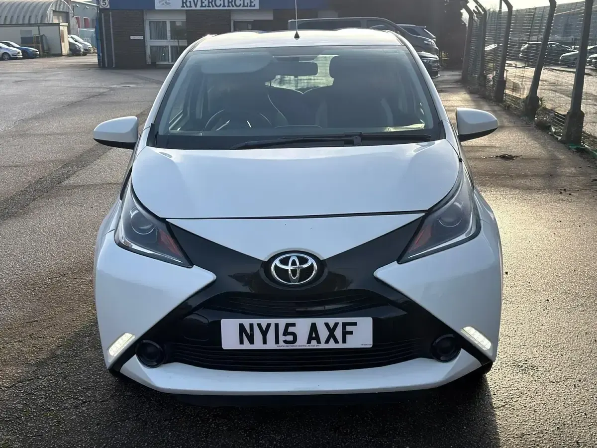 Used Toyota Aygo X-play 69 HP (50 kW) 2015 White Hatchback