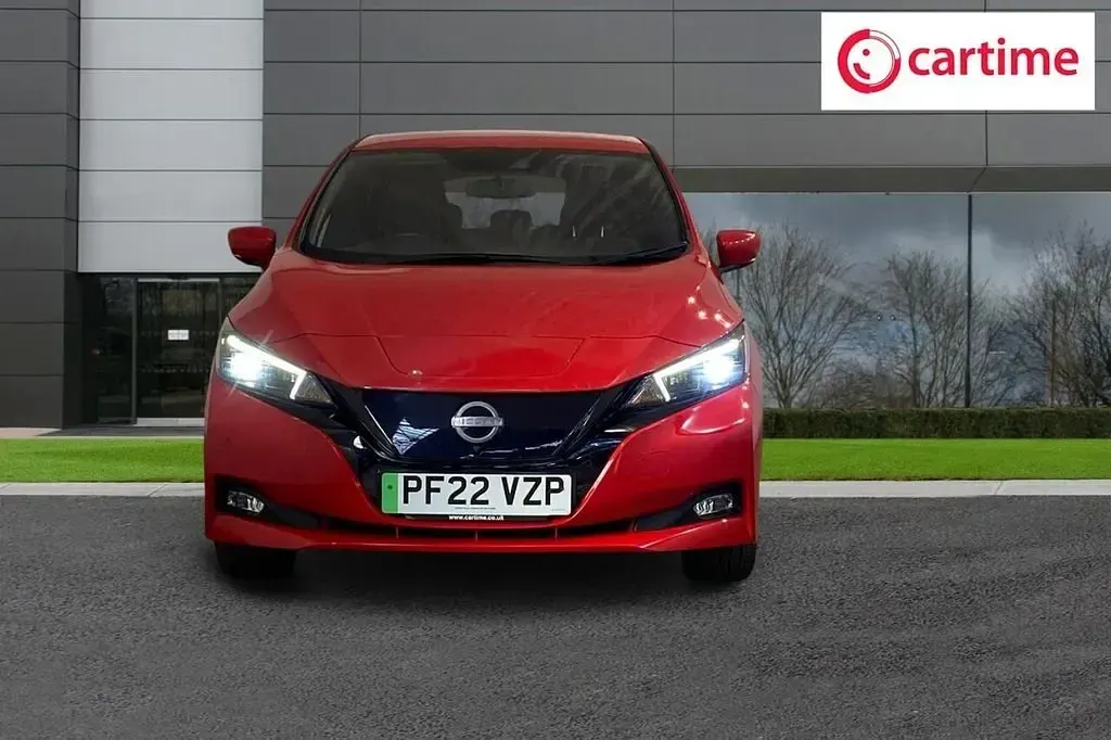 Begagnad Nissan Leaf Tekna 160 kW (218 HK) 2022 Röd Halvkombi