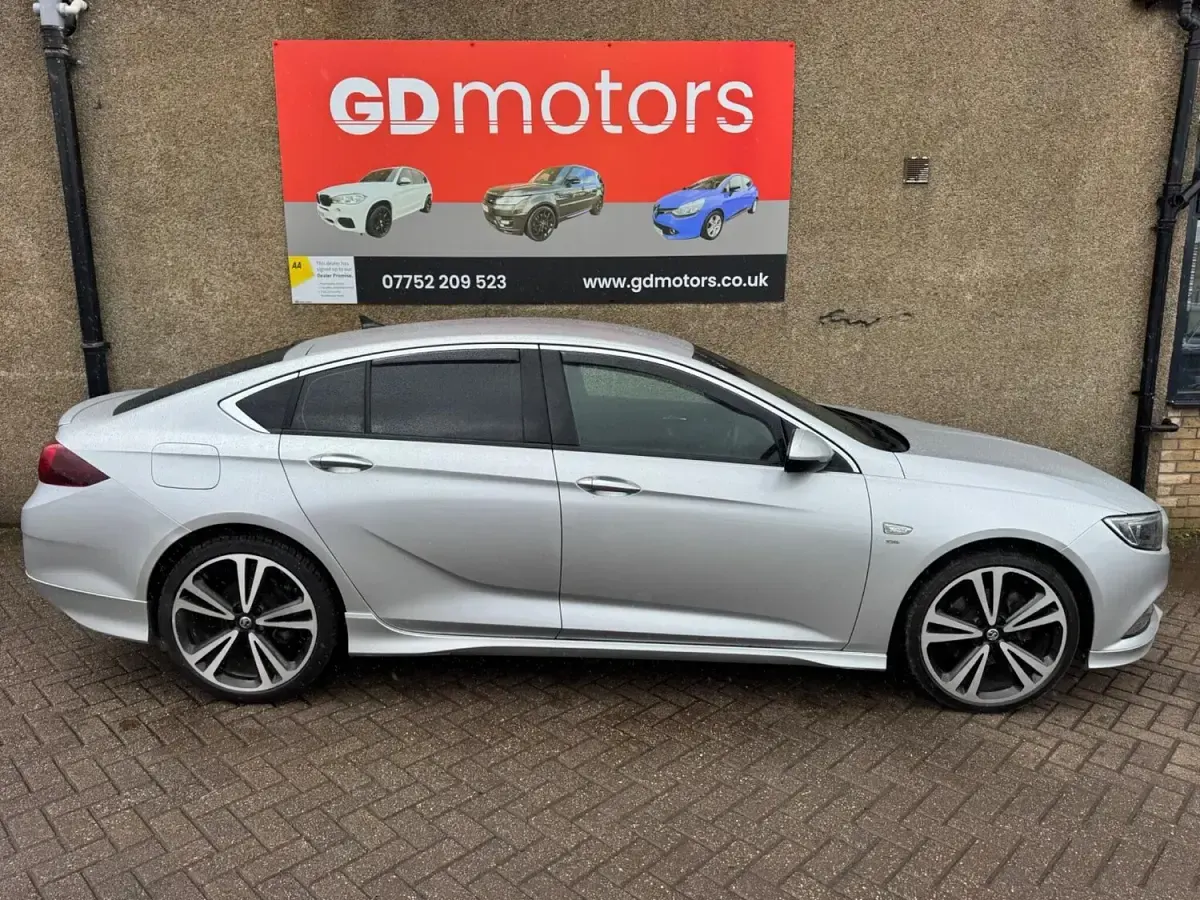 Used Vauxhall Insignia SRi 170 HP (125 kW) 2018 Silver Hatchback