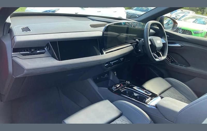 Begagnad Audi Q6 e-tron Advanced 285 kW (388 HK) 2025 Röd SUV