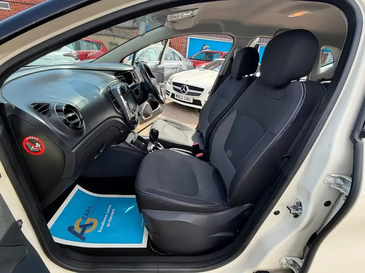 Used Renault Captur Dynamique 90 HP (66 kW) 2015 Cream/black SUV