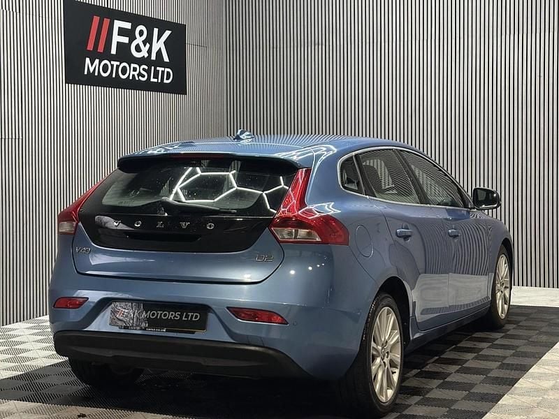 Usado Volvo V40 SE Lux 120 HP (88 kW) 2015 Azul Citadino