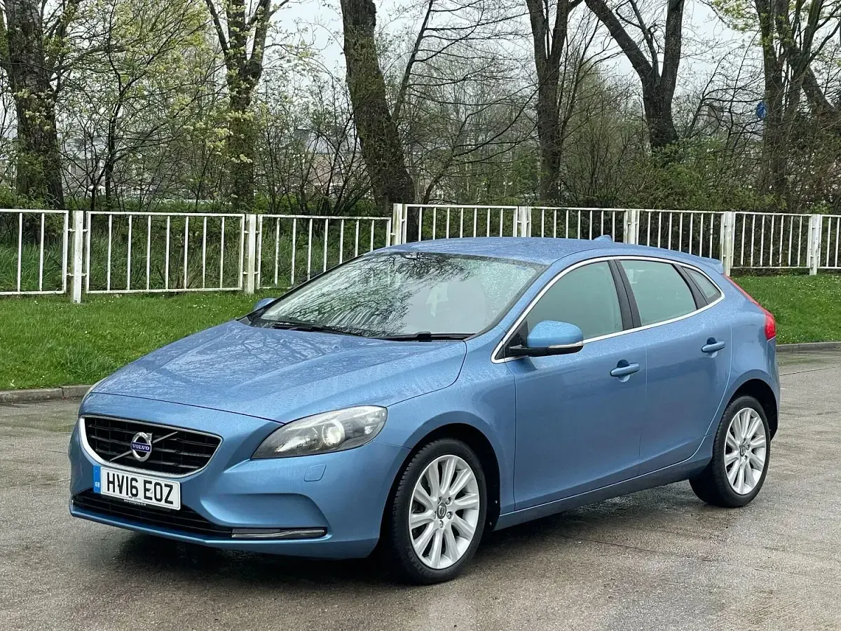Used Volvo V40 SE Lux 2016 Blue Hatchback