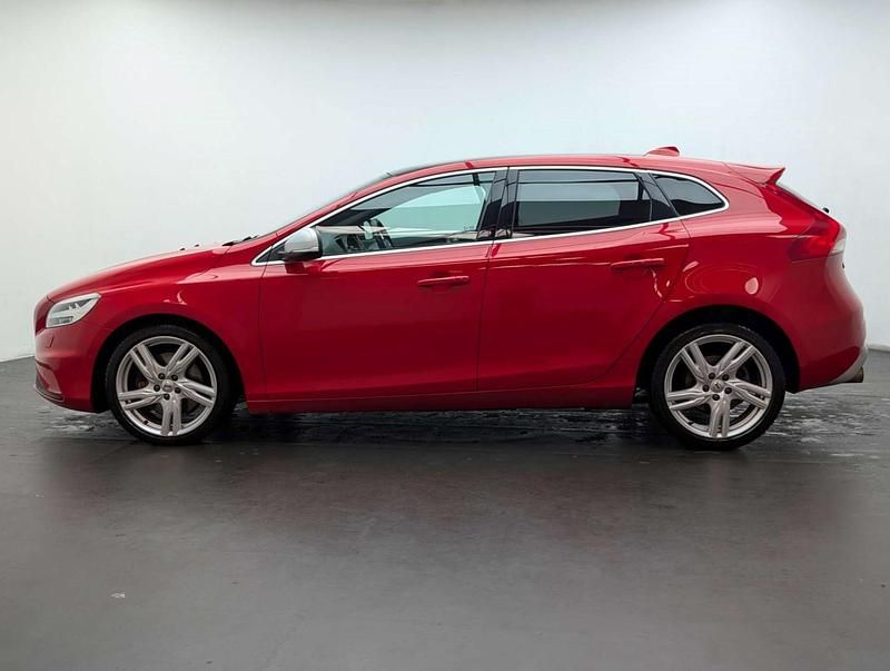 Begagnad Volvo V40 R-Design Pro 152 HK (111 kW) 2017 Röd Halvkombi