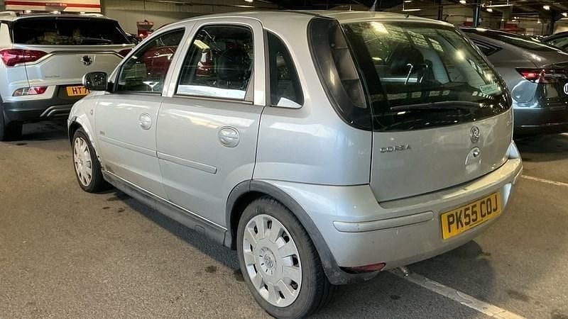 Used Vauxhall Corsa Design Edition 80 HP (58 kW) 2005 Silver Hatchback