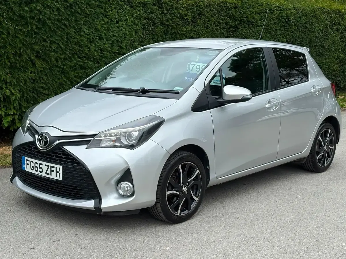 Used Toyota Yaris Sport 99 HP (72 kW) 2015 Silver Hatchback