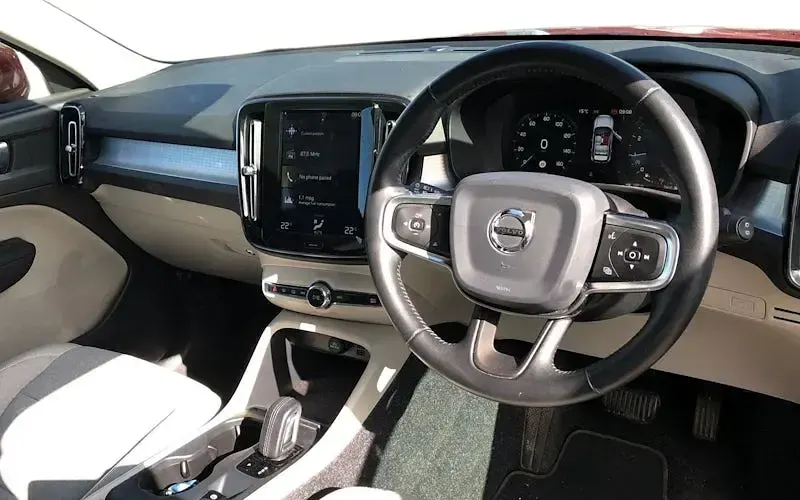 Used Volvo XC40 Momentum 163 HP (119 kW) 2020 Red SUV