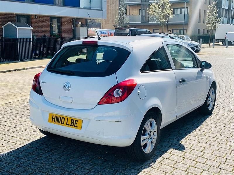 Used Vauxhall Corsa 64 HP (47 kW) 2010 White Hatchback