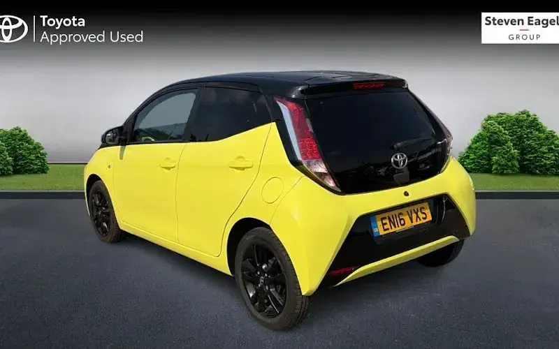 Used Toyota Aygo X-cite 69 HP (50 kW) 2016 Yellow Hatchback