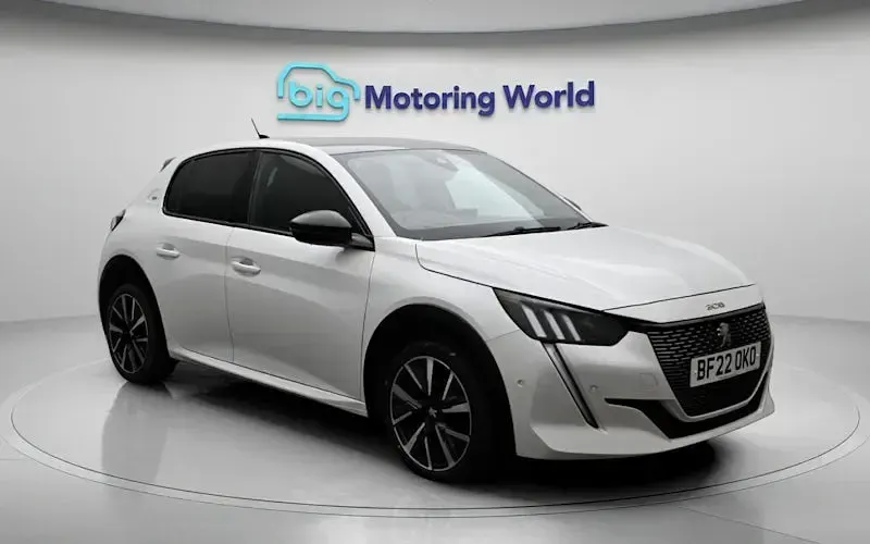 Used Peugeot 208 GT 102 HP (75 kW) 2022 White Hatchback