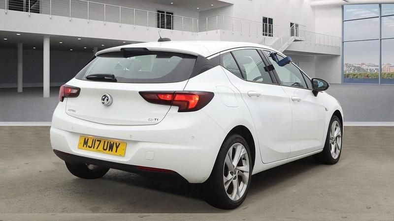 Used Vauxhall Astra SRi 110 HP (80 kW) 2017 White Hatchback
