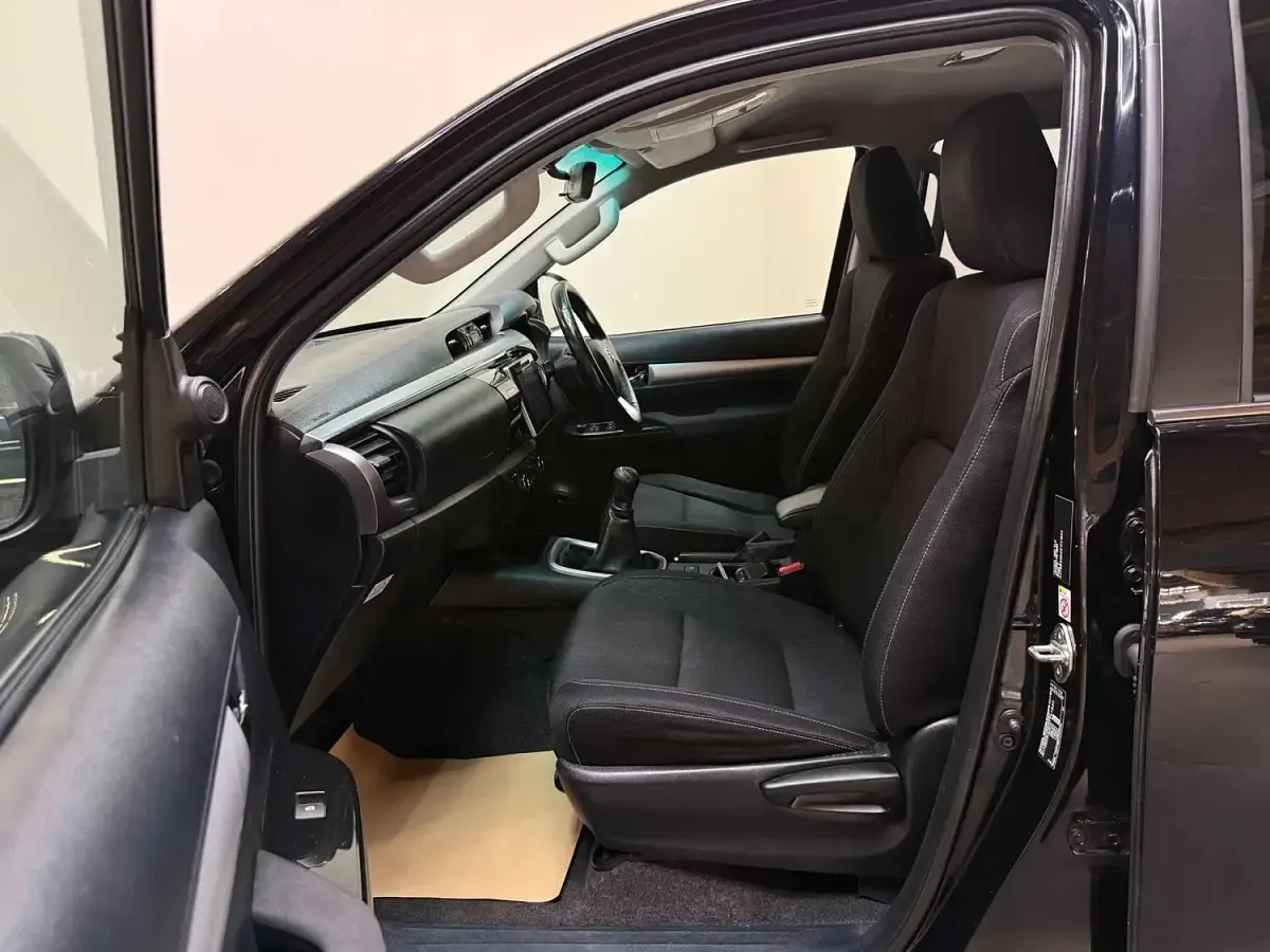 Used Toyota HiLux Luxury 150 HP (110 kW) 2017 Black Pickup